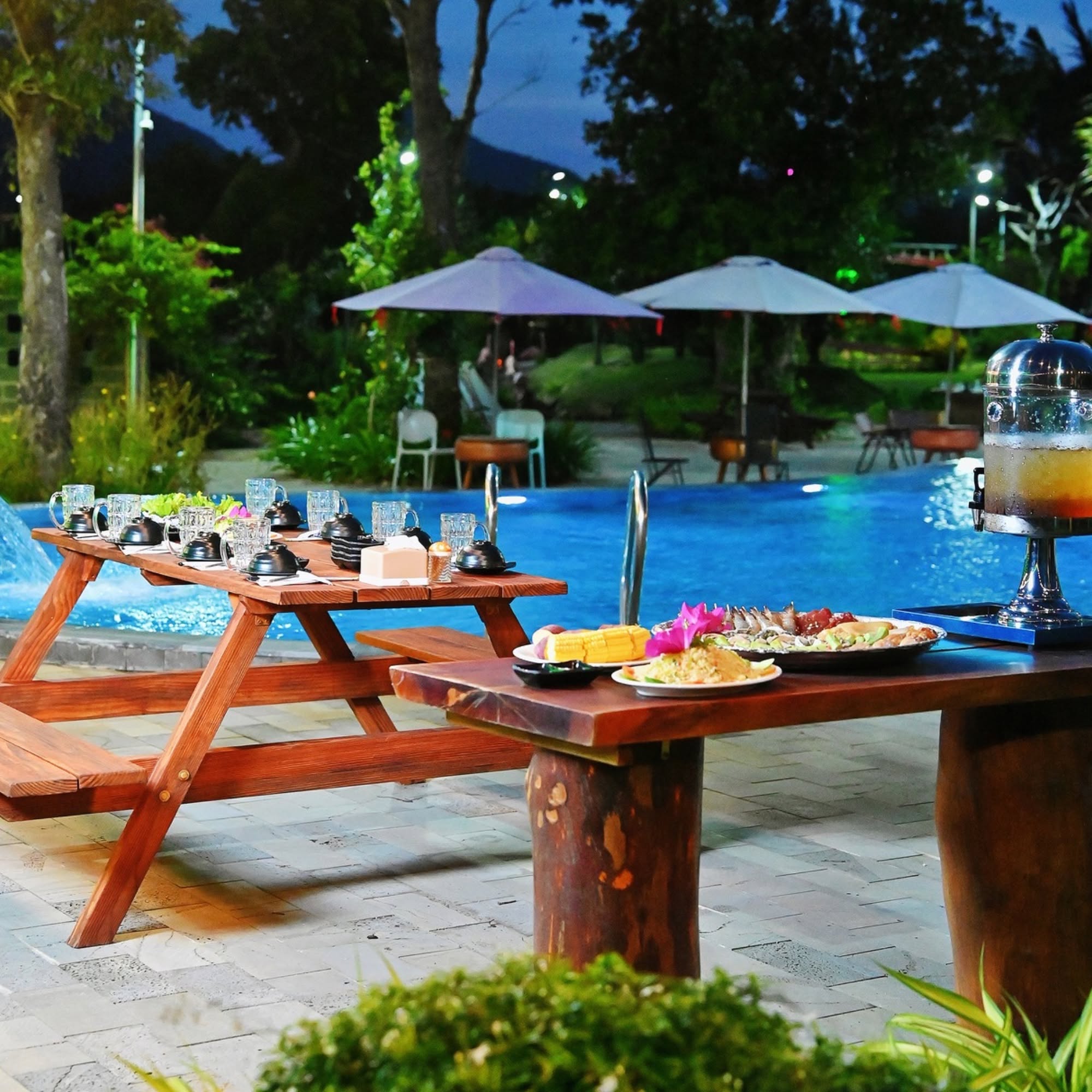 Không gian hồ bơi và BBQ Đồng Gió