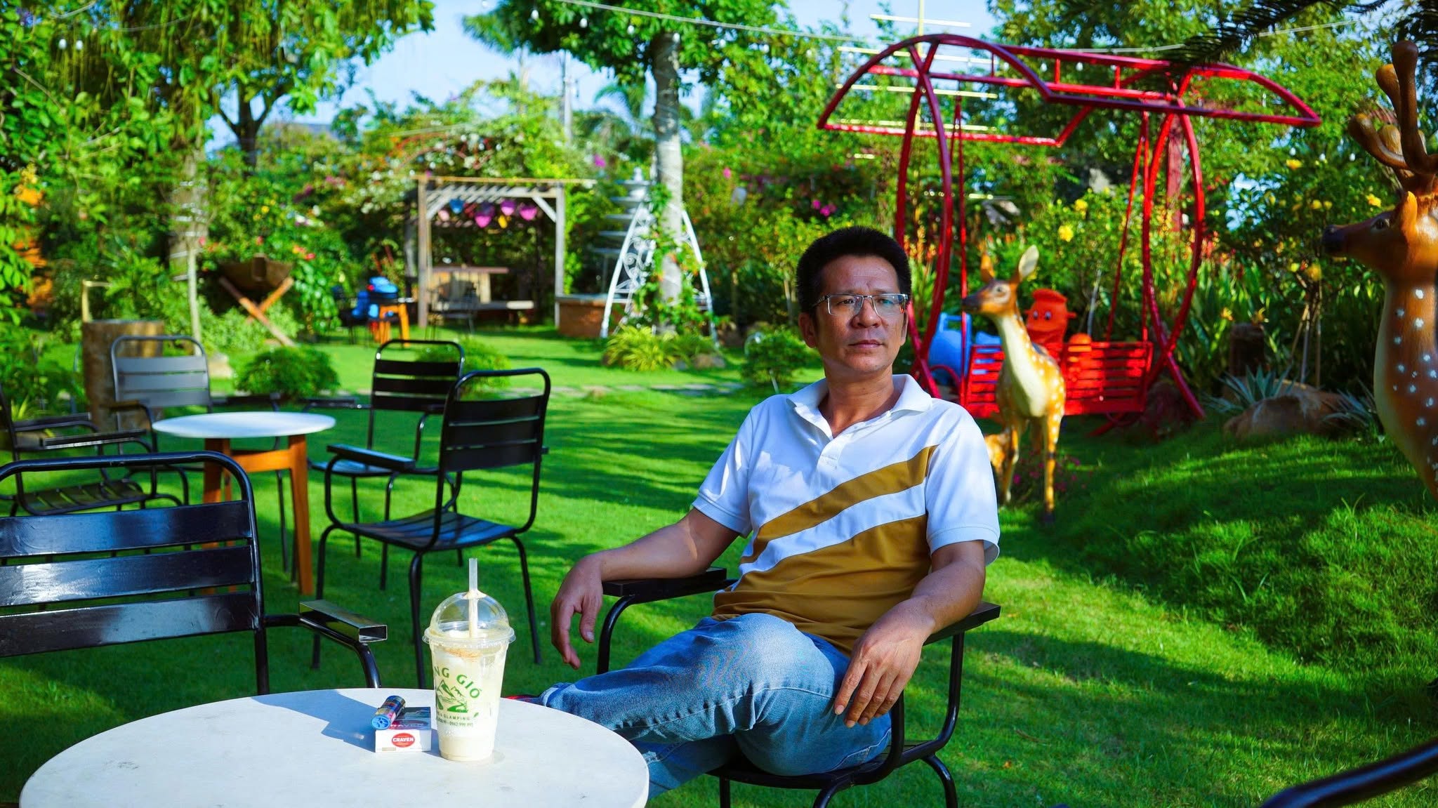 Khách thư giãn trong khu vườn Đồng Gió
