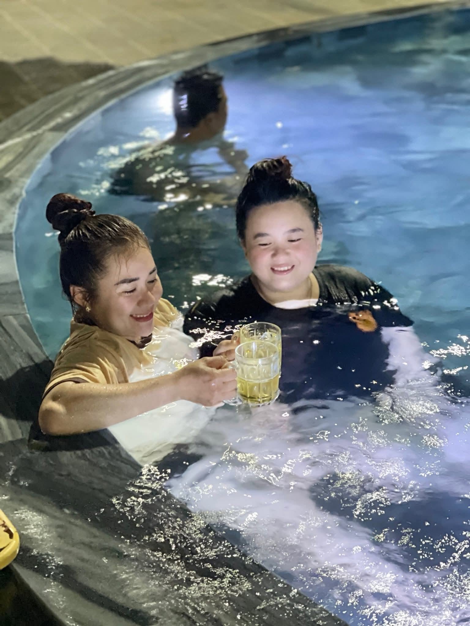 Nhóm khách thư giãn tại hồ bơi Đồng Gió vào buổi tối