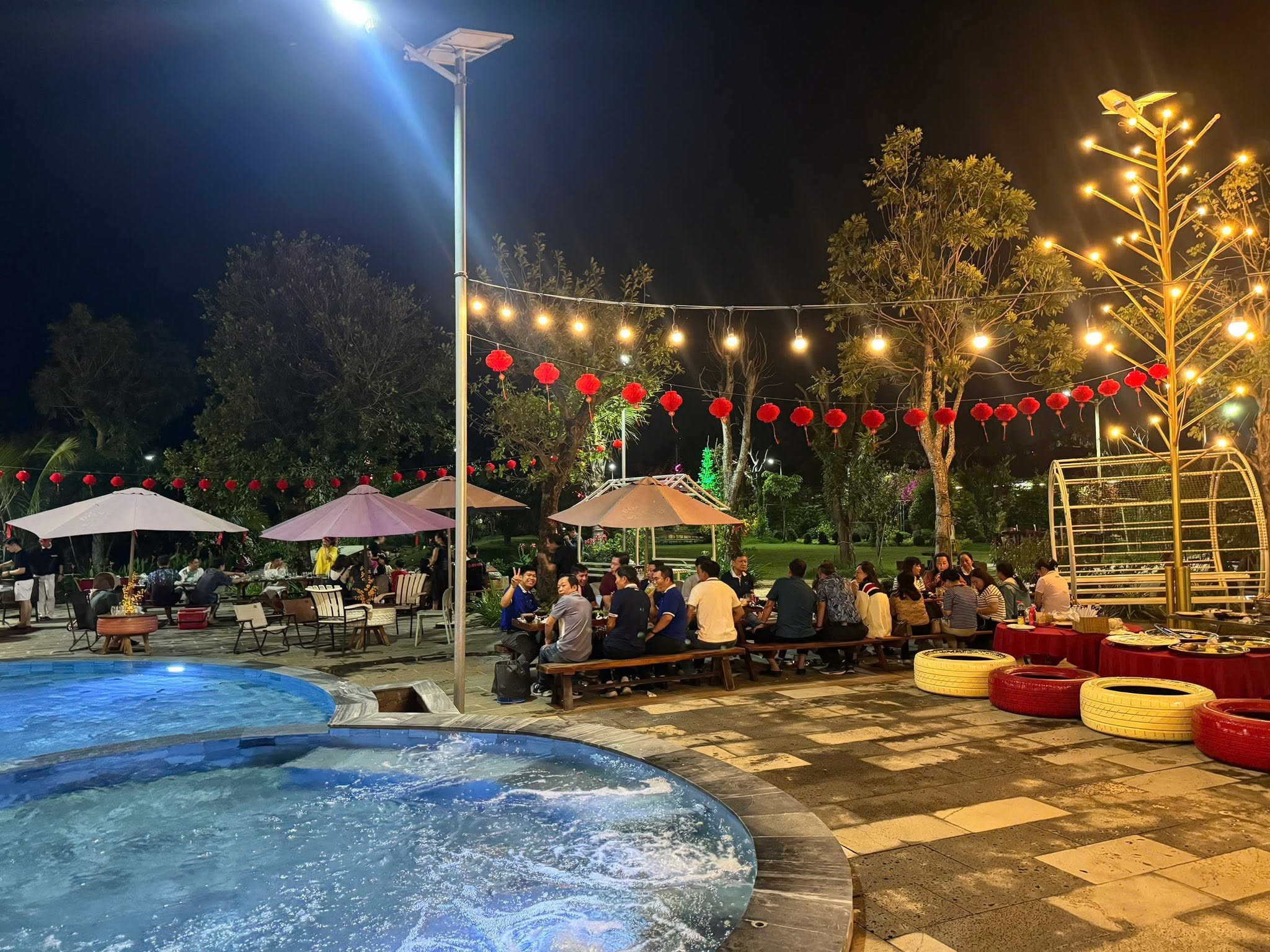 Không gian tiệc BBQ về đêm tại Đồng Gió